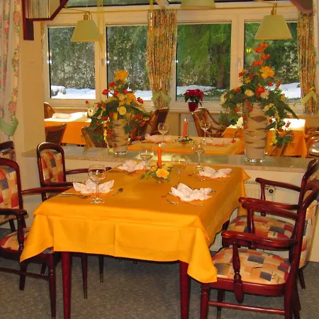 Marie-luise, Garni